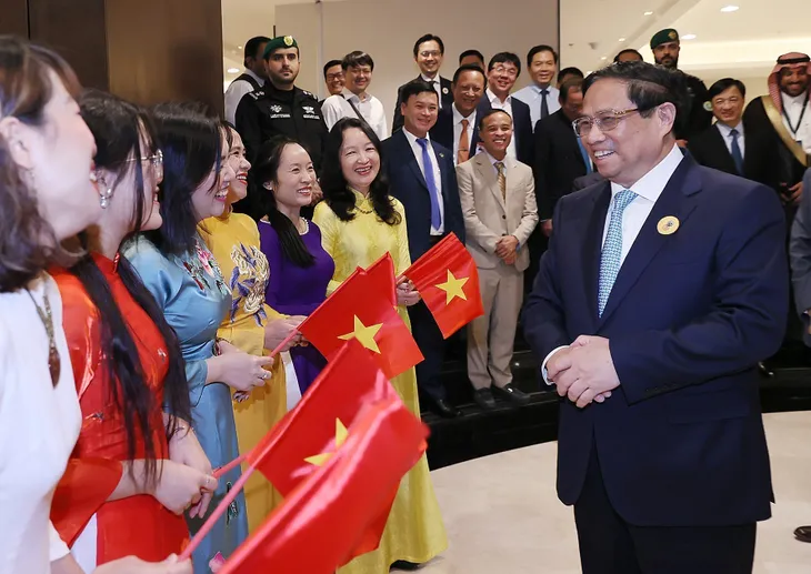 Thủ tướng Phạm Minh Chính gặp gỡ kiều bào tại Saudi Arabia - Ảnh 2. Thủ tướng Phạm Minh Chính gặp gỡ kiều bào tại Saudi Arabia - Ảnh 2.
