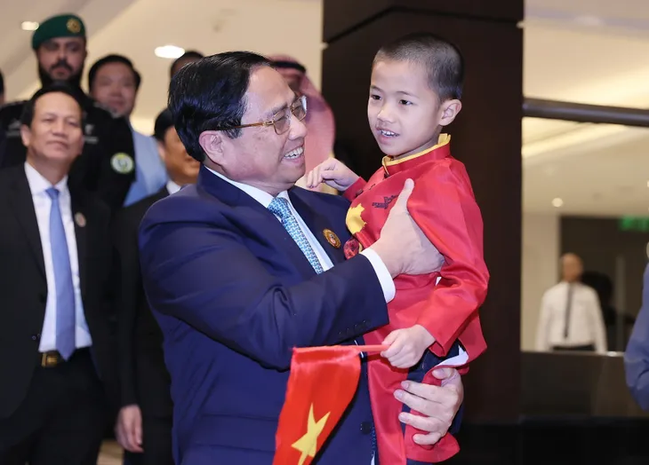 Thủ tướng Phạm Minh Chính gặp gỡ kiều bào tại Saudi Arabia - Ảnh 5. Thủ tướng Phạm Minh Chính gặp gỡ kiều bào tại Saudi Arabia - Ảnh 5.