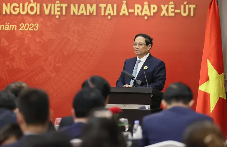 Thủ tướng Phạm Minh Chính gặp gỡ kiều bào tại Saudi Arabia - Ảnh 3. Thủ tướng Phạm Minh Chính gặp gỡ kiều bào tại Saudi Arabia - Ảnh 3.