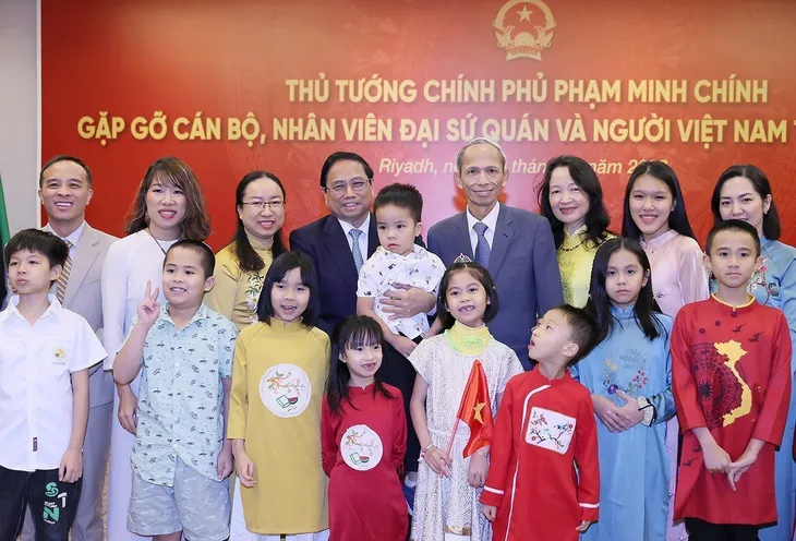 Thủ tướng Phạm Minh Chính gặp gỡ kiều bào tại Saudi Arabia - Ảnh 4. Thủ tướng Phạm Minh Chính gặp gỡ kiều bào tại Saudi Arabia - Ảnh 4.