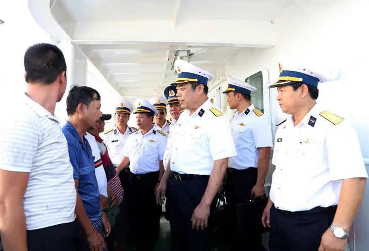 Hơn 80 ngư dân gặp nạn trở về: Phút hội ngộ cảm động - Ảnh 2. Hơn 80 ngư dân gặp nạn trở về: Phút hội ngộ cảm động - Ảnh 2.