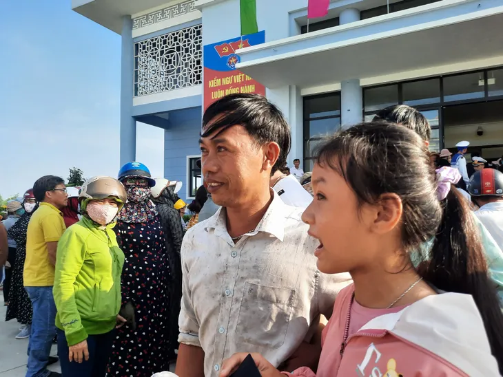 Hơn 80 ngư dân gặp nạn trở về: Phút hội ngộ cảm động - Ảnh 4. Hơn 80 ngư dân gặp nạn trở về: Phút hội ngộ cảm động - Ảnh 4.