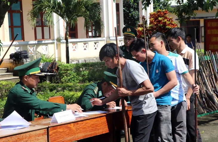 Kon Tum: Bộ đội Biên phòng vận động, kêu gọi người dân giao nộp vũ khí tự chế - Ảnh 2.