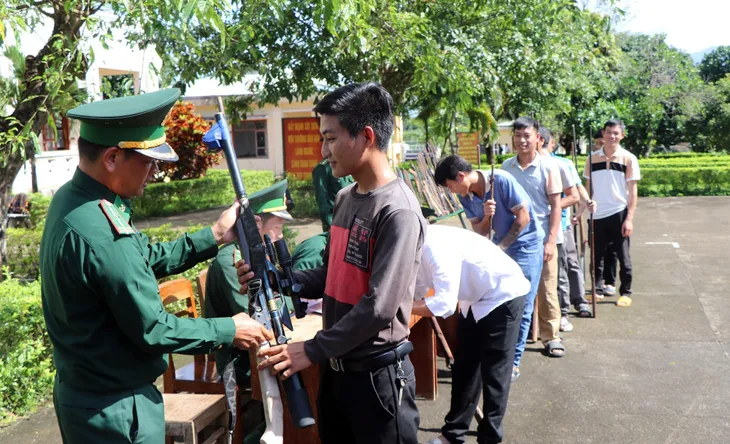 Kon Tum: Bộ đội Biên phòng vận động, kêu gọi người dân giao nộp vũ khí tự chế - Ảnh 1.