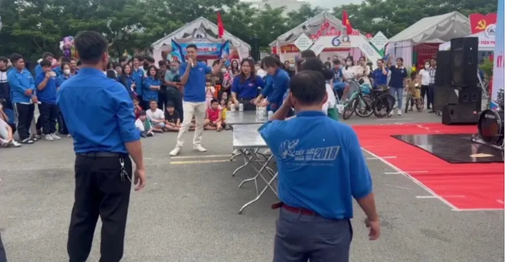Xác minh thông tin về cuộc thi uống bia tại Hội trại thành phố Uông Bí - Ảnh 1. Xác minh thông tin về cuộc thi uống bia tại Hội trại thành phố Uông Bí - Ảnh 1.