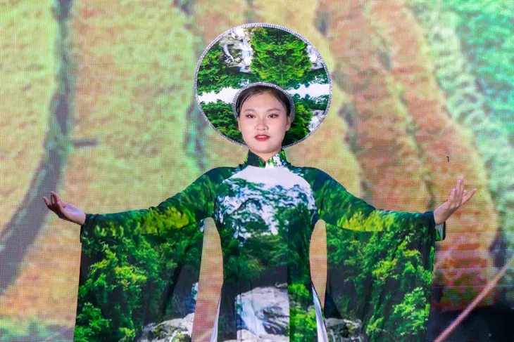 Quảng Ninh: Đậm sắc màu truyền thống các dân tộc trong Lễ hội mùa vàng Bình Liêu - Ảnh 8. Quảng Ninh: Đậm sắc màu truyền thống các dân tộc trong Lễ hội mùa vàng Bình Liêu - Ảnh 8.
