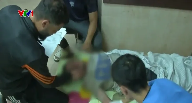 Phẫu thuật bệnh nhân ở Gaza mà không có thuốc gây mê - Ảnh 1. Phẫu thuật bệnh nhân ở Gaza mà không có thuốc gây mê - Ảnh 1.
