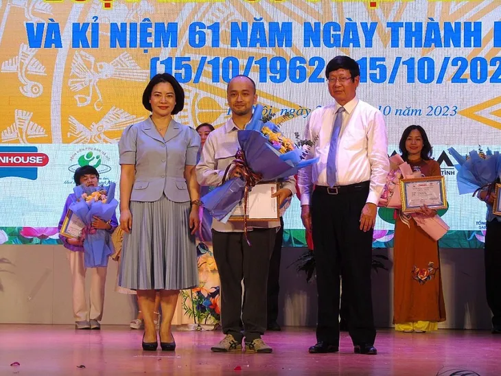 Trao giải cuộc thi viết Vượt lên số phận lần thứ VI - Ảnh 1. Trao giải cuộc thi viết Vượt lên số phận lần thứ VI - Ảnh 1.