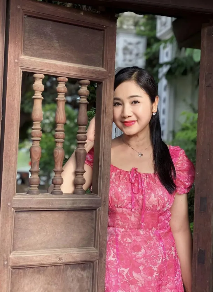 Thanh Hằng diện áo dài đỏ trong ngày vui, Phanh Lee khoe tủ trang sức giá trị - Ảnh 5. Thanh Hằng diện áo dài đỏ trong ngày vui, Phanh Lee khoe tủ trang sức giá trị - Ảnh 5.
