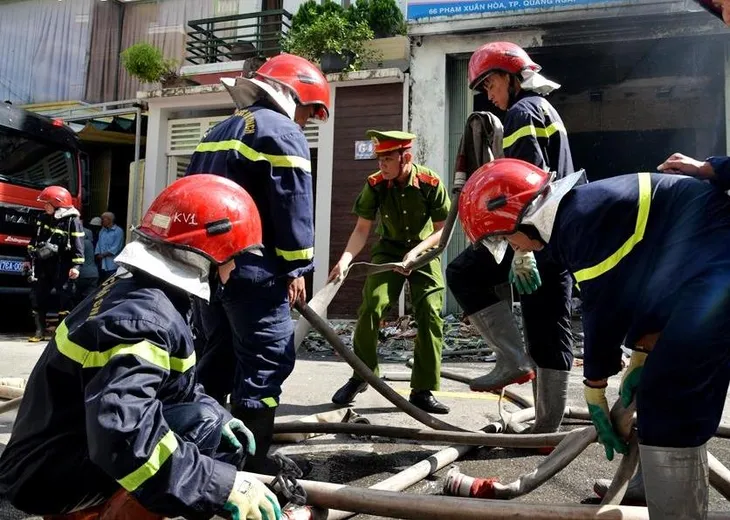 Quảng Ngãi: Cháy lớn thiêu rụi cửa hàng nhựa - Ảnh 7.