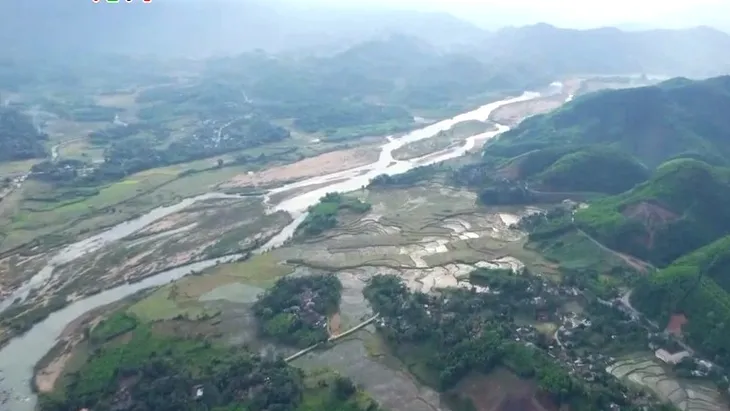 Nhiều nhà dân có nguy cơ bị vùi lấp do sạt lở núi - Ảnh 3. Nhiều nhà dân có nguy cơ bị vùi lấp do sạt lở núi - Ảnh 3.