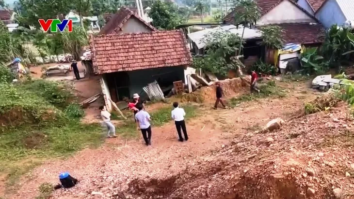 Nhiều nhà dân có nguy cơ bị vùi lấp do sạt lở núi - Ảnh 4. Nhiều nhà dân có nguy cơ bị vùi lấp do sạt lở núi - Ảnh 4.