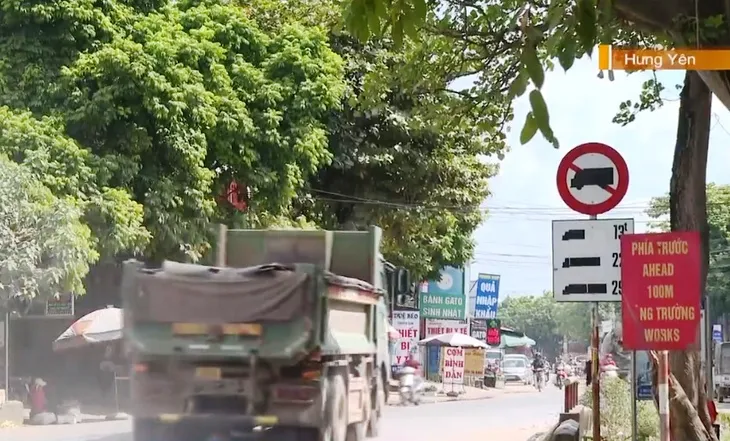 Xe tải nặng gây mất an toàn giao thông - Ảnh 2. Xe tải nặng gây mất an toàn giao thông - Ảnh 2.
