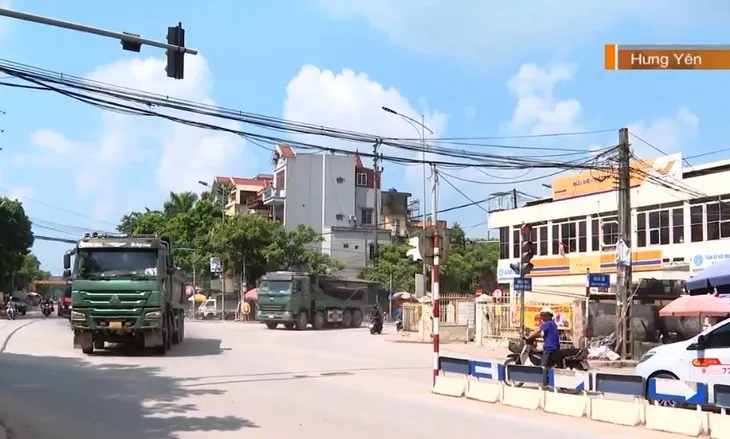 Xe tải nặng gây mất an toàn giao thông - Ảnh 5. Xe tải nặng gây mất an toàn giao thông - Ảnh 5.