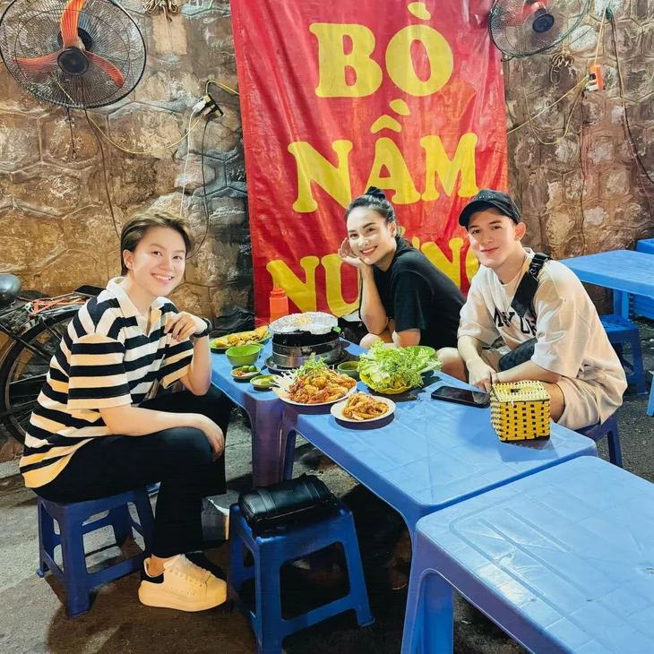 Diễn viên Việt tuần qua: Bình An lộ ảnh hẹn hò đầu tiên, Mạnh Trường tái ngộ Huyền Lizzie - Ảnh 14. Diễn viên Việt tuần qua: Bình An lộ ảnh hẹn hò đầu tiên, Mạnh Trường tái ngộ Huyền Lizzie - Ảnh 14.