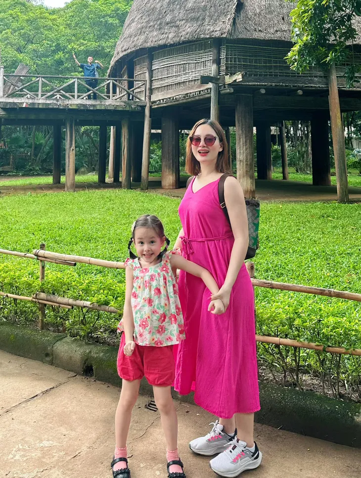 Diễn viên Việt tuần qua: Bình An lộ ảnh hẹn hò đầu tiên, Mạnh Trường tái ngộ Huyền Lizzie - Ảnh 10. Diễn viên Việt tuần qua: Bình An lộ ảnh hẹn hò đầu tiên, Mạnh Trường tái ngộ Huyền Lizzie - Ảnh 10.