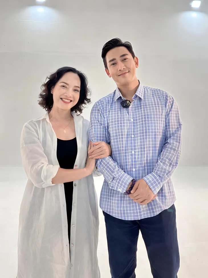 Ba nữ chính của phim Bộ tứ 10A8 hội ngộ, Bình Anh - Phương Nga kỷ niệm ngày cưới - Ảnh 5. Ba nữ chính của phim Bộ tứ 10A8 hội ngộ, Bình Anh - Phương Nga kỷ niệm ngày cưới - Ảnh 5.