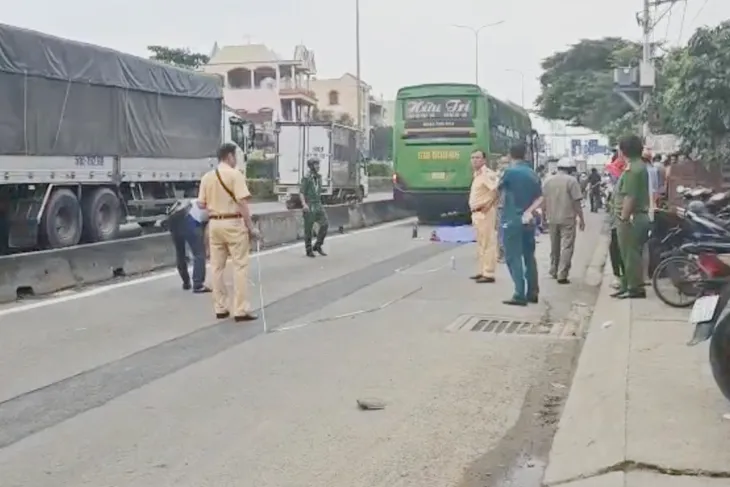 Người phụ nữ thiệt mạng sau va chạm với xe khách ở TP Hồ Chí Minh - Ảnh 1.