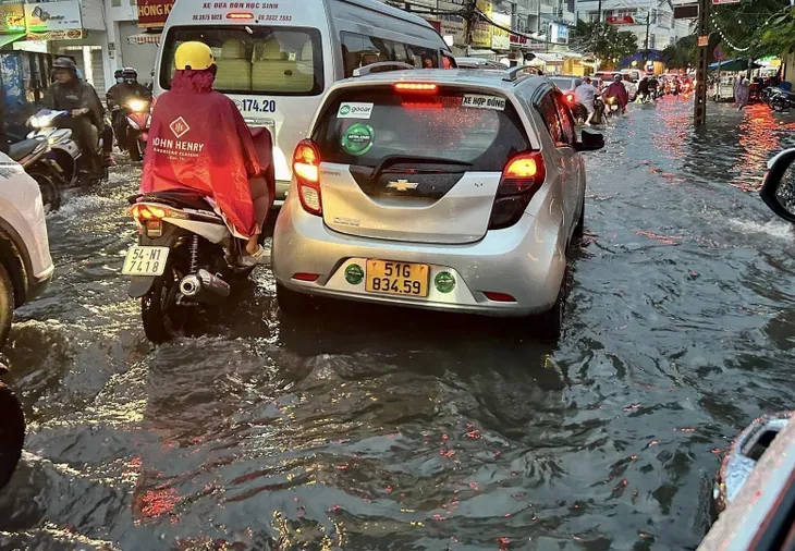 TP Hồ Chí Minh: Mưa lớn kéo dài, nhiều tuyến đường ngập sâu - Ảnh 3. TP Hồ Chí Minh: Mưa lớn kéo dài, nhiều tuyến đường ngập sâu - Ảnh 3.