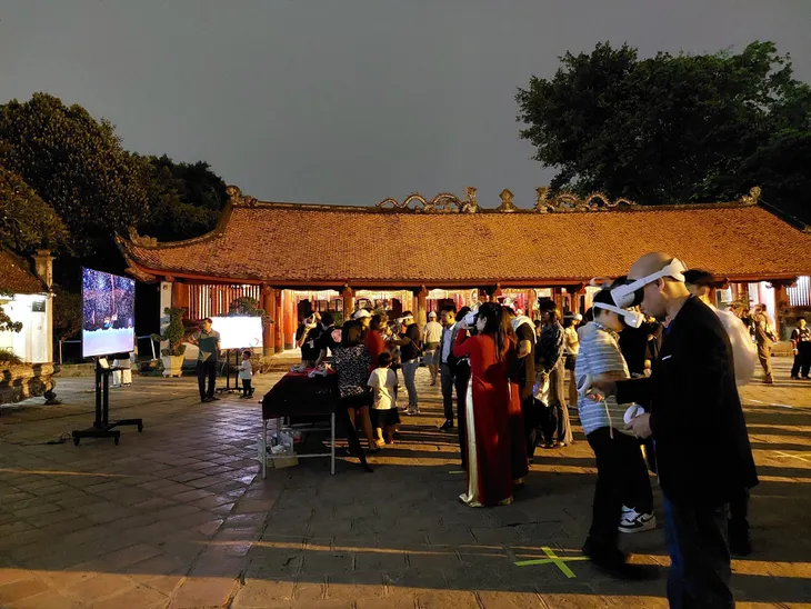 Hà Nội: Thử nghiệm tour đêm Văn Miếu - Quốc Tử Giám - Ảnh 3. Hà Nội: Thử nghiệm tour đêm Văn Miếu - Quốc Tử Giám - Ảnh 3.