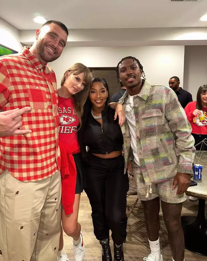 Taylor Swift công khai ôm hôn ngôi sao bóng bầu dục - Ảnh 1. Taylor Swift công khai ôm hôn ngôi sao bóng bầu dục - Ảnh 1.