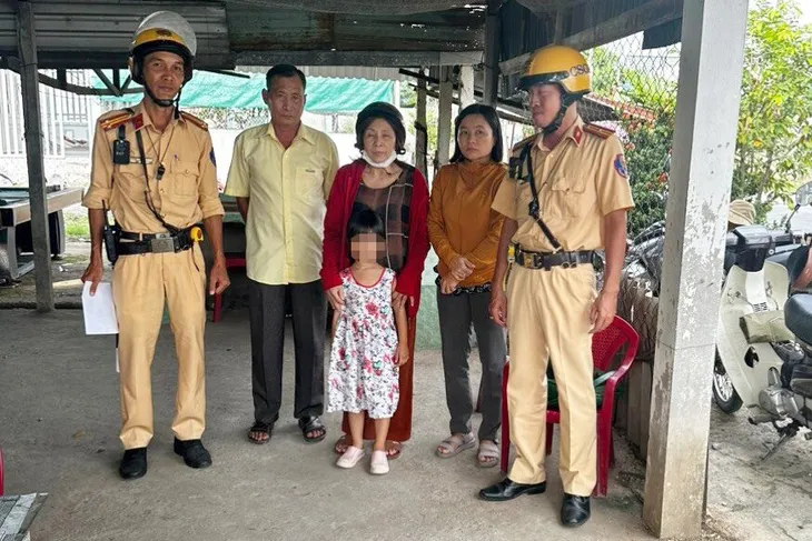 TP Hồ Chí Minh: Bé gái 6 tuổi đi lạc được CSGT hỗ trợ tìm lại gia đình - Ảnh 1. TP Hồ Chí Minh: Bé gái 6 tuổi đi lạc được CSGT hỗ trợ tìm lại gia đình - Ảnh 1.