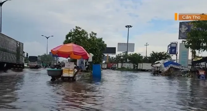 Mưa lớn, nhiều tuyến đường TP Cần Thơ bị ngập sâu - Ảnh 2. Mưa lớn, nhiều tuyến đường TP Cần Thơ bị ngập sâu - Ảnh 2.