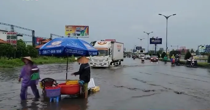 Mưa lớn, nhiều tuyến đường TP Cần Thơ bị ngập sâu - Ảnh 1. Mưa lớn, nhiều tuyến đường TP Cần Thơ bị ngập sâu - Ảnh 1.
