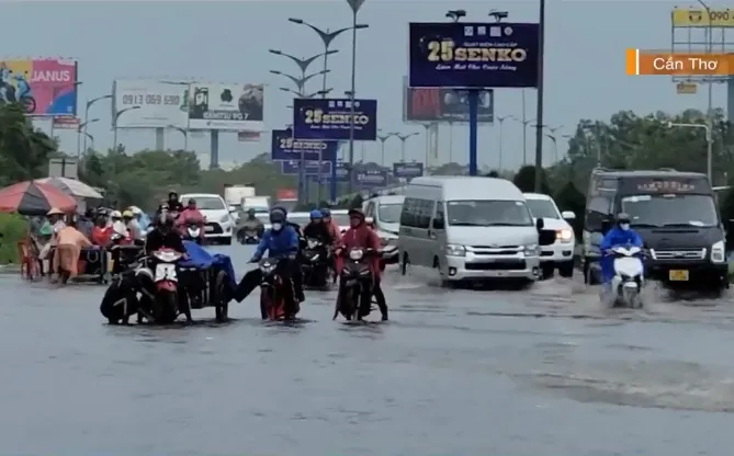 Mưa lớn, nhiều tuyến đường TP Cần Thơ bị ngập sâu - Ảnh 3. Mưa lớn, nhiều tuyến đường TP Cần Thơ bị ngập sâu - Ảnh 3.