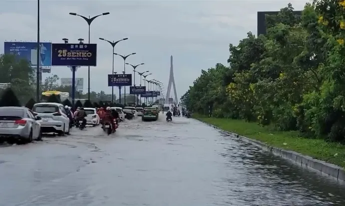 Mưa lớn, nhiều tuyến đường TP Cần Thơ bị ngập sâu - Ảnh 4. Mưa lớn, nhiều tuyến đường TP Cần Thơ bị ngập sâu - Ảnh 4.