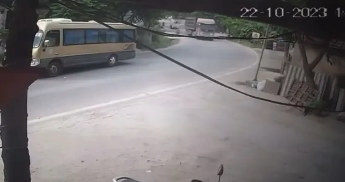 Nguy hiểm dừng đỗ tại khúc cua - Ảnh 1.
