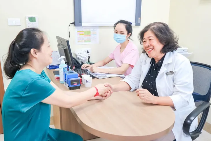 Cô gái bay nửa vòng trái đất sau 2 ngày mổ u nội soi - Ảnh 1. Cô gái bay nửa vòng trái đất sau 2 ngày mổ u nội soi - Ảnh 1.