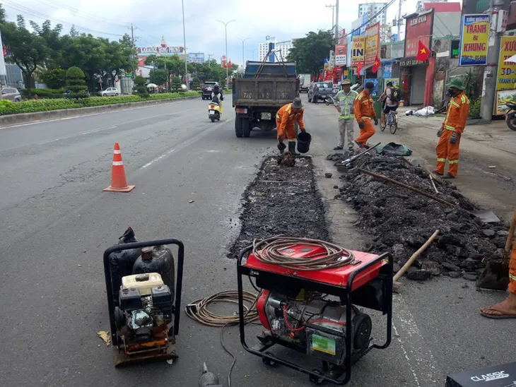 Đã thay thế các tấm đan nắp cống bị hư hỏng trên quốc lộ 51 - Ảnh 9. Đã thay thế các tấm đan nắp cống bị hư hỏng trên quốc lộ 51 - Ảnh 9.
