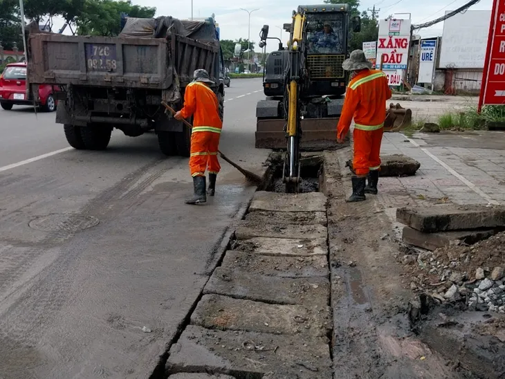 Đã thay thế các tấm đan nắp cống bị hư hỏng trên quốc lộ 51 - Ảnh 4. Đã thay thế các tấm đan nắp cống bị hư hỏng trên quốc lộ 51 - Ảnh 4.