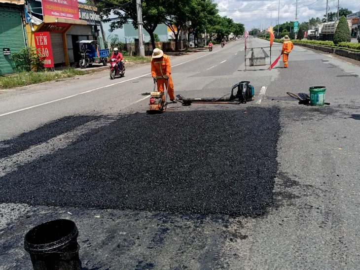 Đã thay thế các tấm đan nắp cống bị hư hỏng trên quốc lộ 51 - Ảnh 6. Đã thay thế các tấm đan nắp cống bị hư hỏng trên quốc lộ 51 - Ảnh 6.