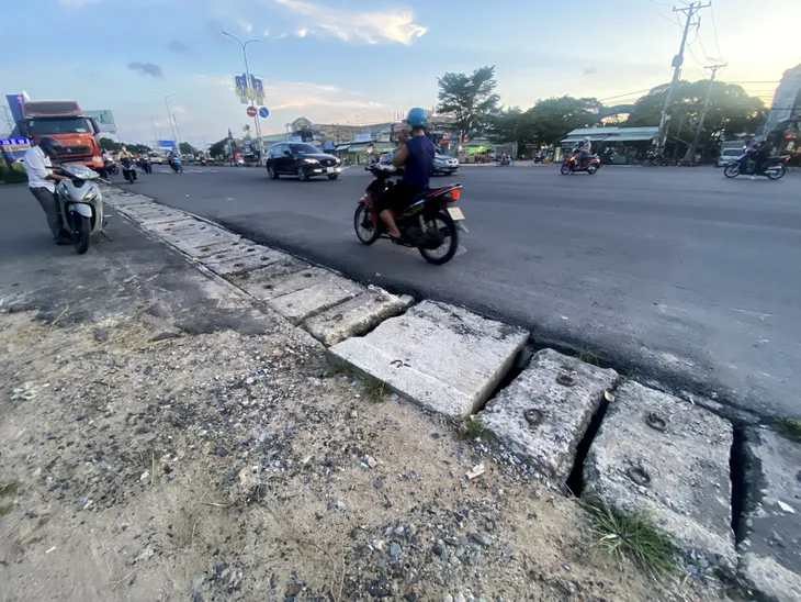 Đã thay thế các tấm đan nắp cống bị hư hỏng trên quốc lộ 51 - Ảnh 3. Đã thay thế các tấm đan nắp cống bị hư hỏng trên quốc lộ 51 - Ảnh 3.
