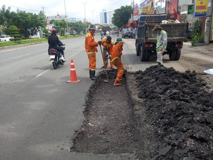 Đã thay thế các tấm đan nắp cống bị hư hỏng trên quốc lộ 51 - Ảnh 8. Đã thay thế các tấm đan nắp cống bị hư hỏng trên quốc lộ 51 - Ảnh 8.