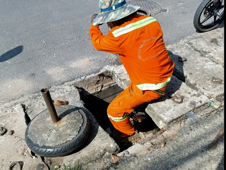Đã thay thế các tấm đan nắp cống bị hư hỏng trên quốc lộ 51 - Ảnh 1. Đã thay thế các tấm đan nắp cống bị hư hỏng trên quốc lộ 51 - Ảnh 1.