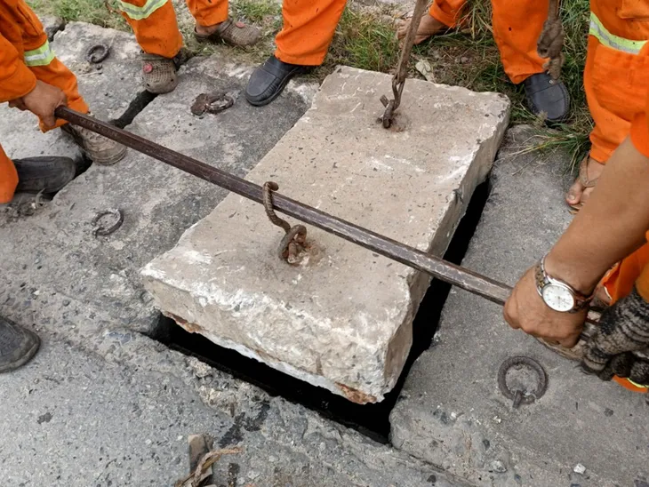 Đã thay thế các tấm đan nắp cống bị hư hỏng trên quốc lộ 51 - Ảnh 2. Đã thay thế các tấm đan nắp cống bị hư hỏng trên quốc lộ 51 - Ảnh 2.