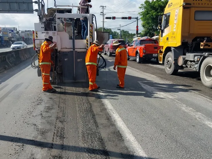 Đã thay thế các tấm đan nắp cống bị hư hỏng trên quốc lộ 51 - Ảnh 5. Đã thay thế các tấm đan nắp cống bị hư hỏng trên quốc lộ 51 - Ảnh 5.