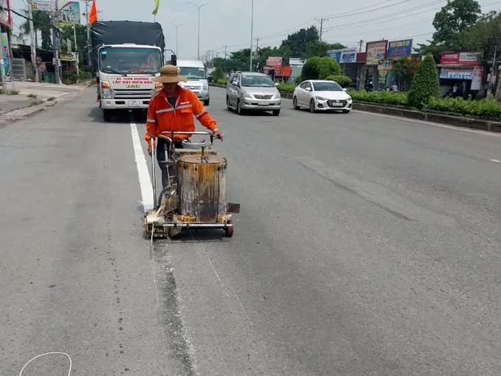 Đã thay thế các tấm đan nắp cống bị hư hỏng trên quốc lộ 51 - Ảnh 7. Đã thay thế các tấm đan nắp cống bị hư hỏng trên quốc lộ 51 - Ảnh 7.
