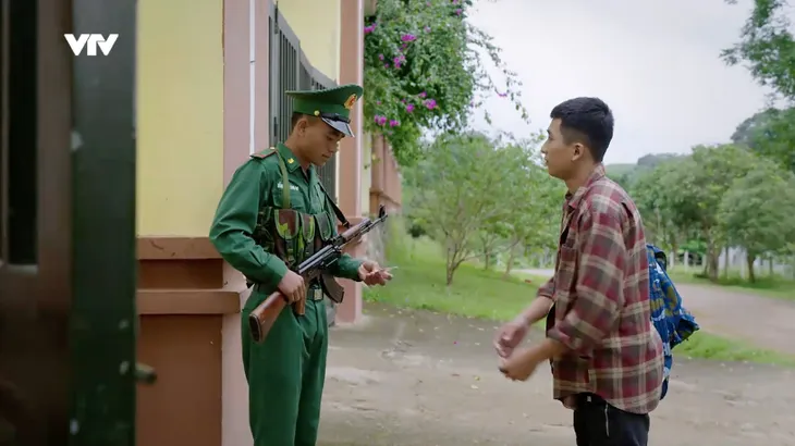 Cuộc chiến không giới tuyến - Tập 31: Không thuyết phục được bà nội cho đi lính, Hiếu cầu cứu Trung - Ảnh 19. Cuộc chiến không giới tuyến - Tập 31: Không thuyết phục được bà nội cho đi lính, Hiếu cầu cứu Trung - Ảnh 19.