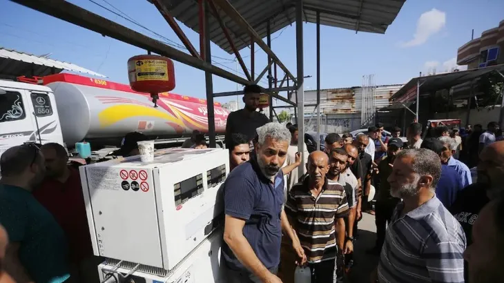 Khan hiếm nhiên liệu trầm trọng ở Dải Gaza - Ảnh 1.