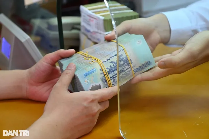 Tiền gửi người dân vào ngân hàng lập kỷ lục mới - Ảnh 1. Tiền gửi người dân vào ngân hàng lập kỷ lục mới - Ảnh 1.