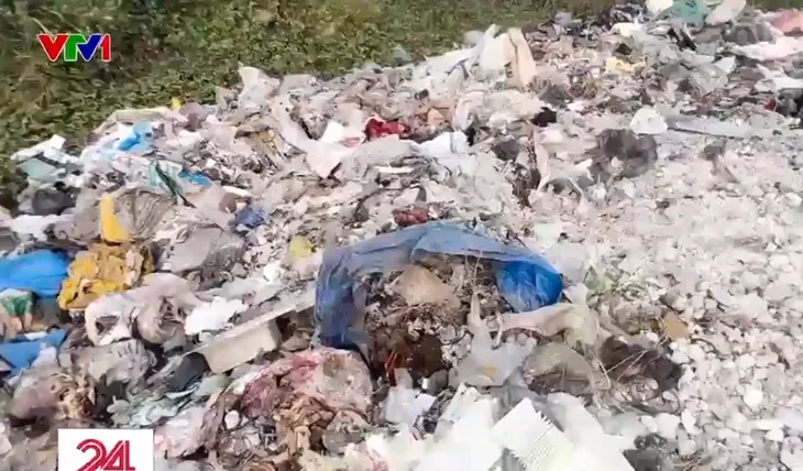 Đổ trộm rác thải công nghiệp gây ô nhiễm môi trường - Ảnh 1. Đổ trộm rác thải công nghiệp gây ô nhiễm môi trường - Ảnh 1.
