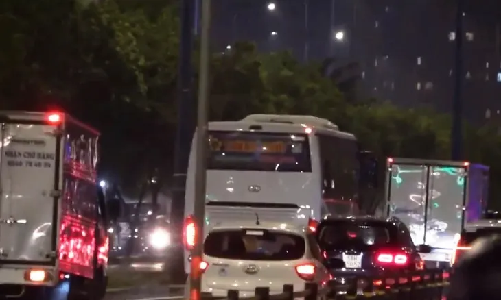 Nhà xe Thành Bưởi lập bến bãi trái phép, có dấu hiệu trốn nộp thuế, phí - Ảnh 4. Nhà xe Thành Bưởi lập bến bãi trái phép, có dấu hiệu trốn nộp thuế, phí - Ảnh 4.