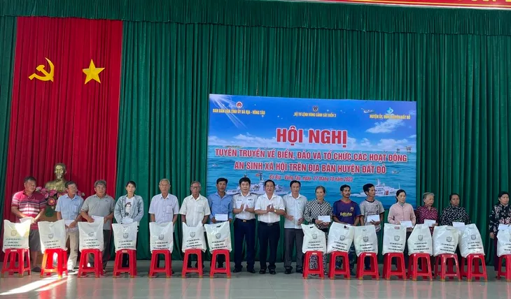 Cảnh sát biển tăng cường phổ biến luật, hỗ trợ ngư dân - Ảnh 1. Cảnh sát biển tăng cường phổ biến luật, hỗ trợ ngư dân - Ảnh 1.