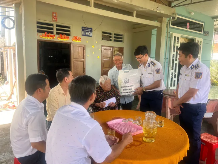 Cảnh sát biển tăng cường phổ biến luật, hỗ trợ ngư dân - Ảnh 2. Cảnh sát biển tăng cường phổ biến luật, hỗ trợ ngư dân - Ảnh 2.