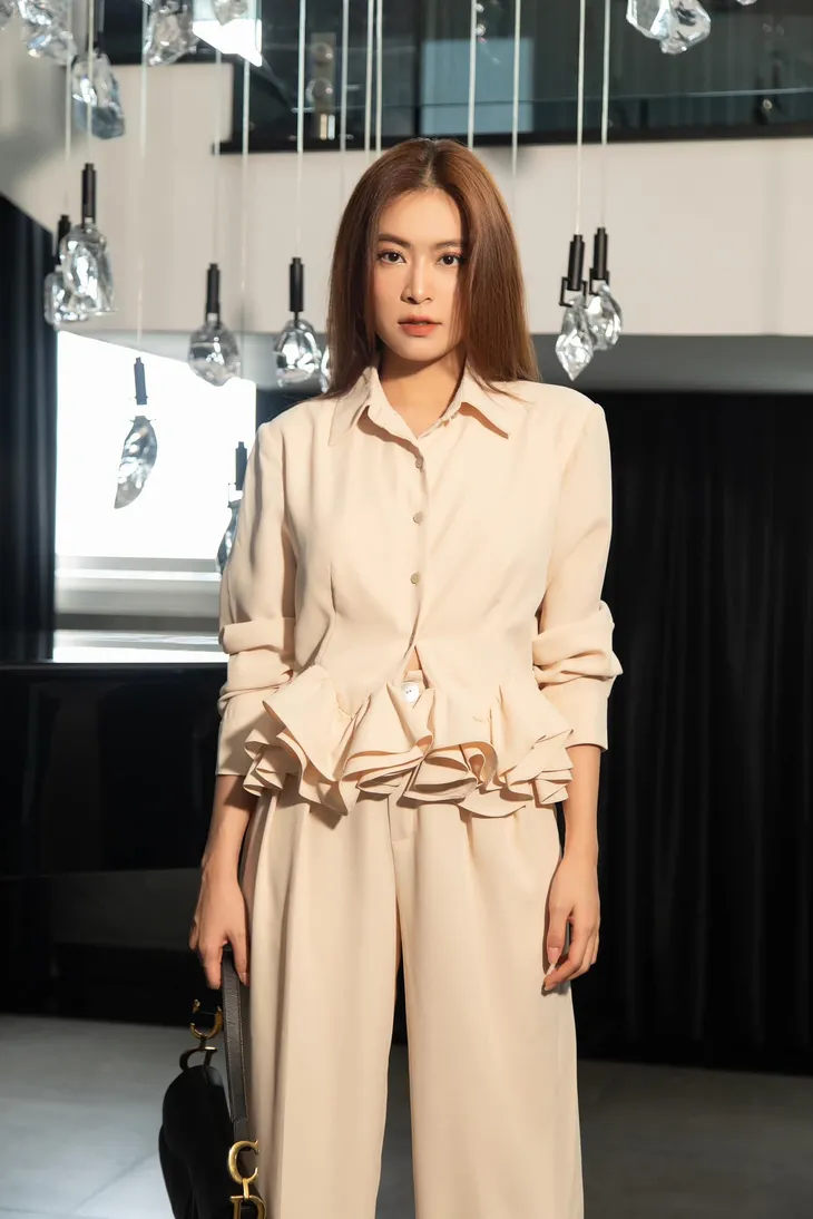 Thời trang nữ tổng tài của Hoàng Thùy Linh - Ảnh 1. Thời trang nữ tổng tài của Hoàng Thùy Linh - Ảnh 1.