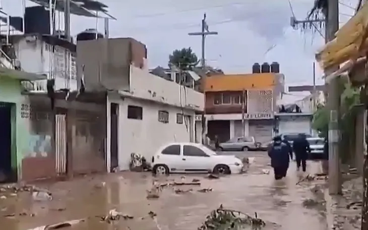 Siêu bão Otis khiến 27 người chết, Mexico kích hoạt 2 quỹ khẩn cấp - Ảnh 1. Siêu bão Otis khiến 27 người chết, Mexico kích hoạt 2 quỹ khẩn cấp - Ảnh 1.